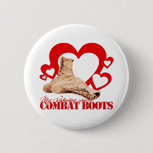Meine Valentine trägt Kampfstiefel Button