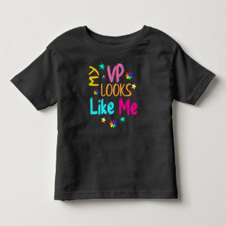 Meine VP sieht nach mir farbenfroh aus Kleinkind T-shirt