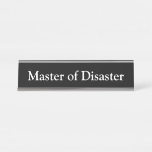 Meister des Desasters, Schreibtischnamensplakette