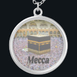 Mekka Saudi-Arabiens heiligste Stadt des Islam, Ka Versilberte Kette<br><div class="desc">Die heiligste Stadt des Islam in Saudi-Arabien,  KaabaMasjid al-Haram,  die Heilige Moschee,  umgibt die Kaaba (die mit einem Stoff bedeckte Kubikstruktur,  die der heiligste Schrein des Islam ist).  Es ist gefüllt mit Muslimen,  da sie die einzigen,  die zugelassen sind,  während sie ihre jährliche Pilgerreise namens Hajj machen.</div>