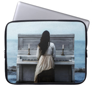 Melancholische Frau Piano am Meer Laptopschutzhülle