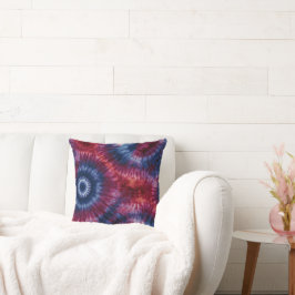 Melancholisches Rot Blau und Lila Tie Dye Spirale Kissen