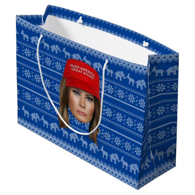 Melania Trump MAGA Weihnachten Große Geschenktüte (Rückseite Schrägansicht)