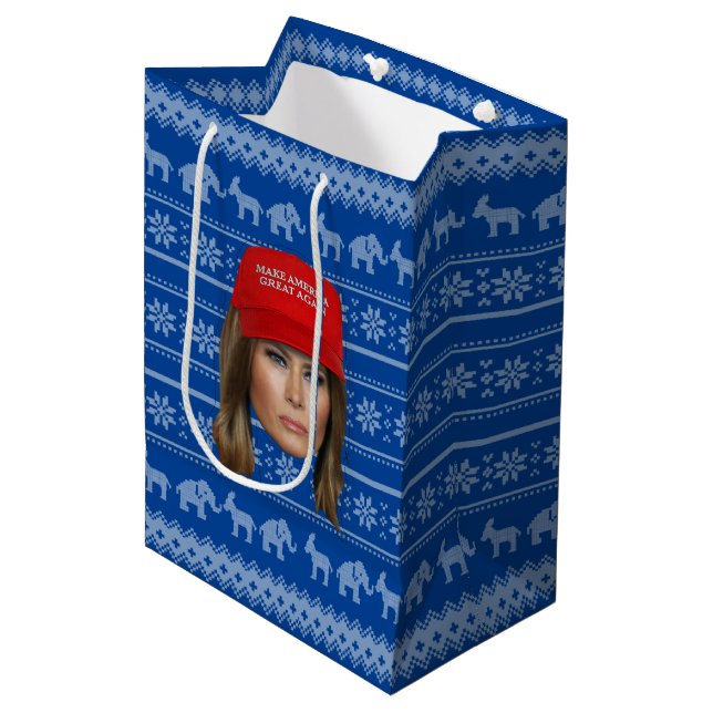 Melania Trump MAGA Weihnachten Mittlere Geschenktüte (Vorderseite Schrägansicht)
