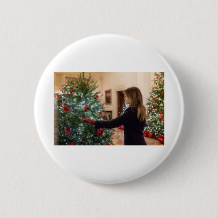Melania-Trumpf, der Weihnachtsbaum verziert Button