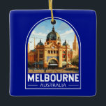 Melbourne Australia Reisen Vintag Keramikornament<br><div class="desc">Melbourne Retrovektor-Reiseschema. Melbourne ist die Hauptstadt des südöstlichen australischen Staat von Victoria. Im Zentrum der Stadt befindet sich der moderne Platz der Föderation mit Plätzen,  Bars und Restaurants am Yarra River.</div>