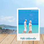 Mele Kalikimaka Beach Foto Familienbrief eingeklap Feiertagskarte<br><div class="desc">Eine einfach wunderschöne Weihnachtskarte am Strand mit einem Foto aus dem Urlaub auf der Insel, die von einer hübschen Blume aus tropischem Hibiskus in einem schönen pfirsichfarbenen Rosa mit blauen, grünen Palmen Blätter gehalten wird. Eine niedliche Momentaufnahme mit weißem Rand um Ihr Hawaiianer Urlaubsfoto. Passen Sie das Innere mit einem...</div>