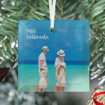 Mele Kalikimaka Beach Foto Island Weihnachten Ornament Aus Glas<br><div class="desc">Ein einfach wunderschönes Weihnachtsschmuck am Strand mit einem Foto aus Ihrem tropischen Inselurlaub und Mele Kalikimaka in weißer Schrift für ein hawaiianisches Urlaubsgeschenk. Personalisieren Sie mit Ihrem Namen für einen Sommerausflug bleiben.</div>