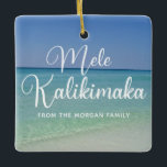 Mele Kalikimaka Beautiful Beach Custom Christmas Keramikornament<br><div class="desc">Dieses hübsche personalisierte Weihnachtsschmuck am Strand bietet eine herrliche Küstenlandschaft mit eleganter Typografie in Weiß,  die Mele Kalikimaka heißt. Eine niedlich hawaiianische Art,  frohe Weihnachten im Stil einer tropischen Insel zu sagen. Bring mich in diesem Urlaub zum Ozean. Passen Sie an und schicken Sie uns als Geschenke.</div>