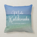 Mele Kalikimaka Beautiful Beach Custom Christmas Kissen<br><div class="desc">Dieses hübsche,  personalisierte Weihnachtskissen am Strand besticht durch eine herrliche Küstenlandschaft mit eleganter Typografie in Weiß,  die Mele Kalikimaka heißt. Eine niedlich hawaiianische Art,  frohe Weihnachten im Stil einer tropischen Insel zu sagen. Bring mich in diesem Urlaub zum Ozean. Passen Sie Ihren Familiennamen für Ihr Strandhaus an.</div>