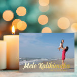 Mele Kalikimaka Chic Gold Script Beach Foto Folien Feiertagskarte<br><div class="desc">Chic Mele Kalikimaka Typografie-Weihnachtskarten zum Feiern eines hawaiianischen Weihnachts am Strand. Personalisieren Sie diese fröhlichen tropischen Urlaubskarten mit Ihrem eigenen Strandurlaubsfoto von Hawaii oder anderen Ozeaninseln unter der Goldfolie-Schrift. Ein volles Foto schmückt die Vorderseite unter einem schönen,  kursiven Text.</div>