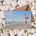 Mele Kalikimaka Chic Typografy Simple Beach Foto Feiertagskarte<br><div class="desc">Chic Mele Kalikimaka Typografie-Weihnachtskarten zum Feiern eines hawaiianischen Weihnachts am Strand. Personalisieren Sie diese sonnigen Wetterkarten mit Ihrem eigenen Strandurlaubsfoto von Hawaii oder anderen Ozeaninseln. Ein volles Foto schmückt die Vorderseite unter einem wunderschönen weißen Skriptüberlagern,  und zwei quadratische Fotos gehen auf den Rücken über Ihrer Urlaubsbotschaft.</div>
