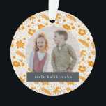 Mele Kalikimaka Christmas 2 Foto Orange Ornament<br><div class="desc">Dieses niedliche und festliche hawaiianische Weihnachtsschmuck mit Ihrem Foto und einem Wort " mele kalikimaka " oder Ihrem Text auf marineblau Banner mit hawaiianischem festlichem Urlaubsmuster Hintergrund von Palmen, Hibiskus-Blume, Poinsettias, heiligen Blätter, Wellen, Beeren, Pinienbäumen in Orange und Weiß. Personalisieren Sie es für Ihre Bedürfnisse. Mehr passende Produkte finden Sie...</div>