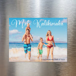 Mele Kalikimaka Family Foto Beach Magnet Card<br><div class="desc">Diese hübschen Strandmagneten bieten Ihnen ein eigenes Foto für Ihren Sommerurlaub an der Küste mit einem eleganten Typografie-Overlay in Weiß,  das Mele Kalikimaka liest. Eine niedlich hawaiianische Art,  frohe Weihnachten im Stil einer tropischen Insel zu sagen. Mit dieser magnetischen Urlaubskarte bringe ich diesen Urlaub zum Ozean.</div>