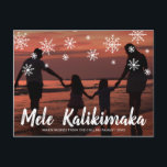 Mele Kalikimaka Hawaiian Beach Foto Weihnachten<br><div class="desc">Mit dieser niedlichen Weihnachtspostkarte mit dem handgeschriebenen hawaiianischen Gruß "Mele Kalikimaka" und den in Kreide gezeichnet Schneeflocken über Ihrem bevorzugten horizontalen Foto für Familienurlaube vereinen Sie Ihren Feiertagssaufenthalt. Die Rückseite hat Ihre persönliche Nachricht und Ihre Rücksendeadresse für einfaches Mailen.</div>