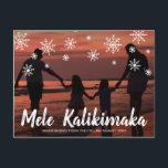 Mele Kalikimaka Hawaiian Beach Foto Weihnachten<br><div class="desc">Mit dieser niedlichen Weihnachtspostkarte mit dem handgeschriebenen hawaiianischen Gruß "Mele Kalikimaka" und den in Kreide gezeichnet Schneeflocken über Ihrem bevorzugten horizontalen Foto für Familienurlaube vereinen Sie Ihren Feiertagssaufenthalt. Die Rückseite hat Ihre persönliche Nachricht und Ihre Rücksendeadresse für einfaches Mailen.</div>