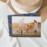 Mele Kalikimaka | Hawaiianisches Foto Folien Feiertagskarte<br><div class="desc">Die schicke,  waagerechte oder landschaftlich orientierte Urlaubsfotokarte zeigt "Mele Kalikimaka",  den hawaiianischen Weihnachtsgrüßen,  in lässiger Goldfolie handgeschriebene Schriftzeichen als Overlay auf Ihrem Lieblingsstrand oder Foto. Personalisieren Sie Ihre individuelle Urlaubsnachricht,  das Jahr und Ihren Familiennamen unten. Karten kehren zu einem Korallenriff-Muster zurück.</div>