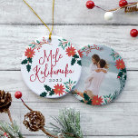 Mele Kalikimaka | Hawaiianisches WeihnachtsFoto Keramikornament<br><div class="desc">Feierliche Feiertage mit dem Weihnachtsgrüßen von Hawaii "Mele Kalikimaka" in roter handgeschriebener Typografie,  umgeben von roten Poinsettien,  heiligen Blätter und Weihnachtsgrün. Passen Sie mit dem Jahr an und fügen Sie auf der Rückseite ein beliebtes Foto oder einen FerienSnapshot hinzu,  mit passenden Ferienfloralen.</div>