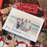 Mele Kalikimaka Modern Minimal Photo Feiertagskarte<br><div class="desc">Spread cheer this holiday season with this stylish and chic holiday photo card. Featuring elegant and modern brush script that says "Mele Kalikimaka" with a brushed ink texture.</div>