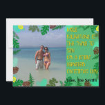 Mele Kalikimaka | Tropical Beach Christmas Card Feiertagskarte<br><div class="desc">Die Weihnachtskarte zum tropischen Thema ist grün und gelb und verkündet: "Mele Kalikimaka ist das,  was man an einem hellen Hawaiianischen Weihnachtsfeiertag sagen kann". Spaß und festliche Urlaubskarte.</div>
