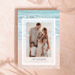 Mele Kalikimaka Tropical Beach Holiday Foto Card Einladung<br><div class="desc">Diese schicke "Mele Kalikimaka" Hawaiianische Weihnachtsfotokarte zeigt Ihr Foto mit einem Foto des tropischen Ozeans. Sie können das Foto im Hintergrund ändern. Auf der Rückseite stehen Palmen. Personalisieren Sie es für Ihre Bedürfnisse. In meinem Geschäft finden Sie passende Produkte.</div>