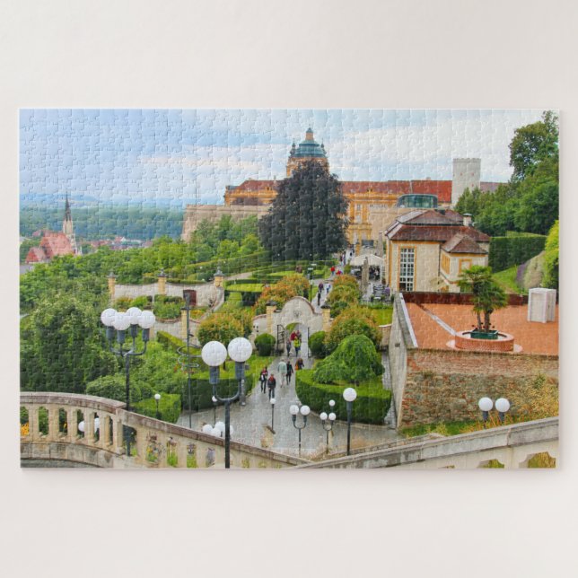 Melk Abbey mit Garten und Stadt, Österreich (Horizontal)