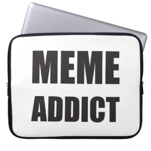 "Meme Addict" schwarze Textgestaltung Laptopschutzhülle