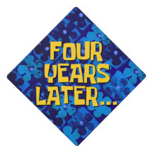 Meme-Inspiriert "Vier Jahre später" Graduationsobe