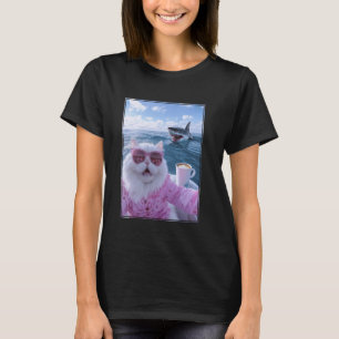 Meme-Katze auf Jachtboot mit Hai dahinter T-Shirt