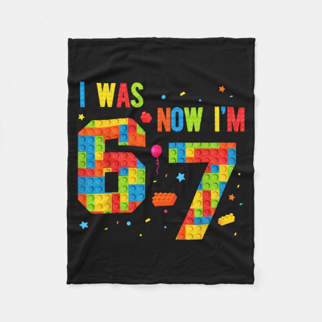 Meme Six Seven Boys Building Birthday I Was 6 Now  Fleecedecke (Vorderseite)
