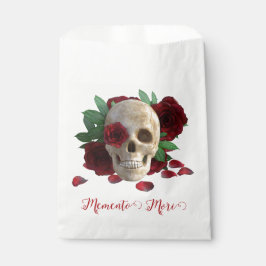 Memento Mori. Schädel mit rote Rosen Geschenktütchen