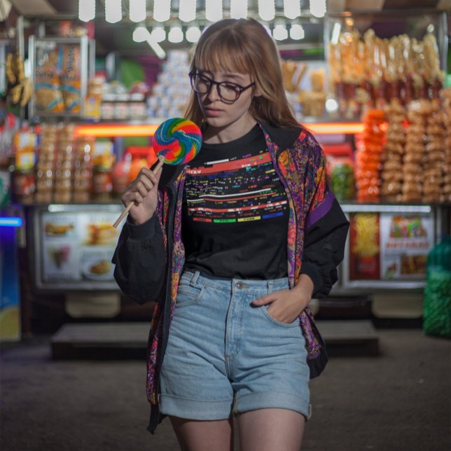 Memorabilia 80er 90s Teletext Glitch Art Nostalgie T-Shirt (girl with a candy wearing a 1980s vintage teletext ceefax glitch tshirt  in the night)