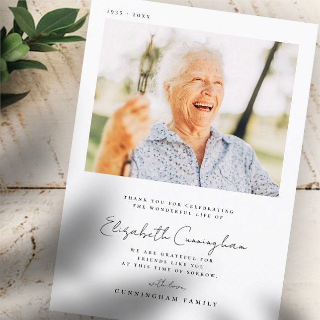 Memorial Funeral Elegant Simple Modern Chic Photo Dankeskarte (Von Creator hochgeladen)