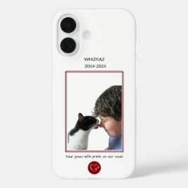 Memorial "Paws Verlassen Print on Our Souls" iPhone 16 Hülle