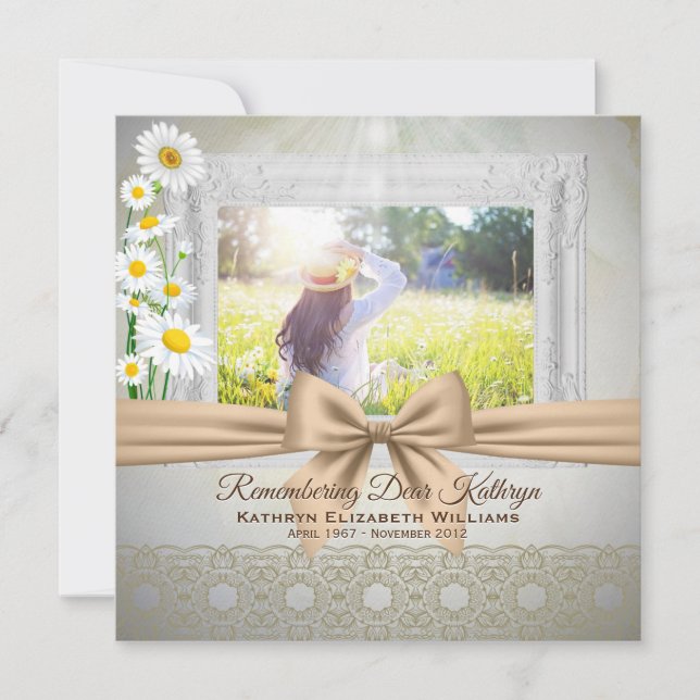 Memorial Service Beige Bow White Daisies Foto Einladung (Vorderseite)