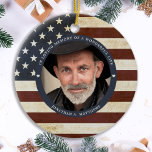 Memorial Vintag American Flag Personalisiertes Fot Keramik Ornament<br><div class="desc">Ehre deinen Lieben mit einem patriotischen Foto-Gedenkornament. Diese einzigartige militärische Gedenkschmuck ist das ideale Geschenk für sich selbst, Familie oder Freunde, um einen Militärveteranen, Militärsoldaten, Armee, Marineinfanteristen oder gefallenen Soldaten zu ehren. Diese patriotische Gedenkstätte besticht durch eine Vintage rustikale rot-blaue amerikanische Flagge, Sterne und Streifen. Zitat "In Liebe Erinnerung an...</div>