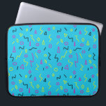 Memphis Stil der 1980er Jahre Bright Blue Pink Neo Laptopschutzhülle<br><div class="desc">Mit diesem funky 80er Memphis Laptop-Ärmel unter Ihrem Arm abheben! Dieses Design zeichnet sich durch hellblaue,  heiß rosa,  schwarze und gelbe Quadgel,  Dreiecke,  Diamanten und Kreise aus.</div>