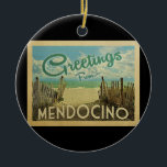 Mendocino Beach Vintage Reise Keramik Ornament<br><div class="desc">Diese Grüße von Mendocino Vintage Postcard Design verfügt über einen Sandstrand mit einem schönen türkisfarbenen Ozean Wasser und über dem Meer,  einen blauen Himmel mit billigen weißen Wolken. Im Vintage Reisen Stil.</div>