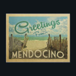 Mendocino Beach Vintage Reise Postkarte<br><div class="desc">Diese Grüße von Mendocino Vintage Postcard Design verfügt über einen Sandstrand mit einem schönen türkisfarbenen Ozean Wasser und über dem Meer,  einen blauen Himmel mit billigen weißen Wolken. Im Vintage Reisen Stil.</div>