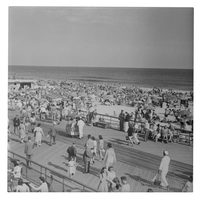Menge am Strand Fliese (Vorderseite)