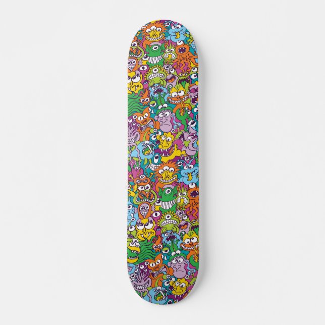 Menge an bunten Halloween-Monstern und -Kreaturen Skateboard (Vorne)