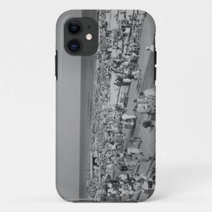 Menge auf Strand iPhone 11 Hülle