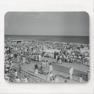 Menge auf Strand Mousepad