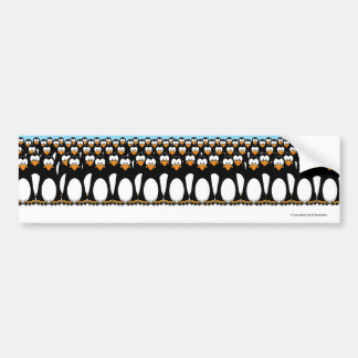 Menge lustiger CartoonPenguins auf Schnee Autoaufkleber