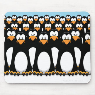 Menge lustiger CartoonPenguins auf Schnee Mousepad