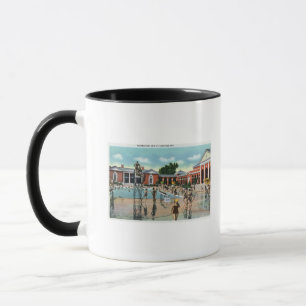 Mengen am Saratoga Wellness-Center-Swimmingpool Tasse