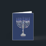 Menorah Bling-Blue Candles - Chanukah Note Card Feiertagskarte<br><div class="desc">Über diesen Punkt * INSIDE GREETING SAYS - Happy Chanukah * GRÖSSE - Einige Stile sind frei oder mit einem Gruß innen. Passt perfekt in eine elegante, robuste 5" x 7" Papierumschlag mit spitzer Klappe. * Perfekte, humorvolle Schreibwaren zum Schreiben Chanukah Wünsche; Schiffe mit Umschlägen. Die Deckseiten der Karte sind...</div>
