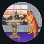 Menorah Cat Runder Aufkleber<br><div class="desc">Die Katze ist also ein Rotkopf,  der ein Ashkenazi ist! Und es ist der Sonnenuntergang,  also hat er seine Kippe angezogen,  er beleuchtet die Kerzen und Sprichwort die Gebete,  und erinnert sich daran,  dass dort ein großes Wunder geschah.</div>