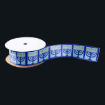 Menorah Druck-blaues Satin-Band Satinband<br><div class="desc">Dieses menorah kommt von einer meiner ursprünglichen Illustrationen!
Grafik © Abigail Davidson.</div>