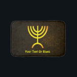 Menorah Flame Badematte<br><div class="desc">Eine braune und goldene digitale Darstellung der jüdischen siebenverzweigten Menorah (Hebräisch: מְ נ וֹ רָ ‎). Fügen Sie Ihren eigenen Text hinzu. Die siebenverzweigte Menorah, die im tragbaren Set von Moses in der Wildnis und später im Tempel in Jerusalem verwendet wird, ist seit der Antike ein Symbol des Judentums und...</div>